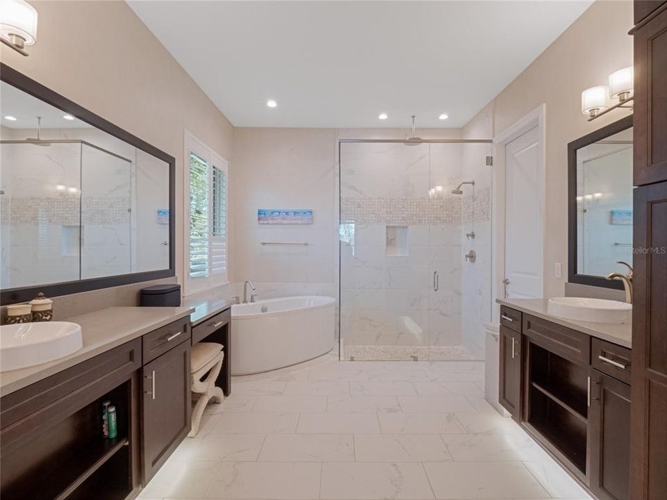 Activo con contrato: $2,495,000 (6 camas, 5 baños, 4168 Pies cuadrados)