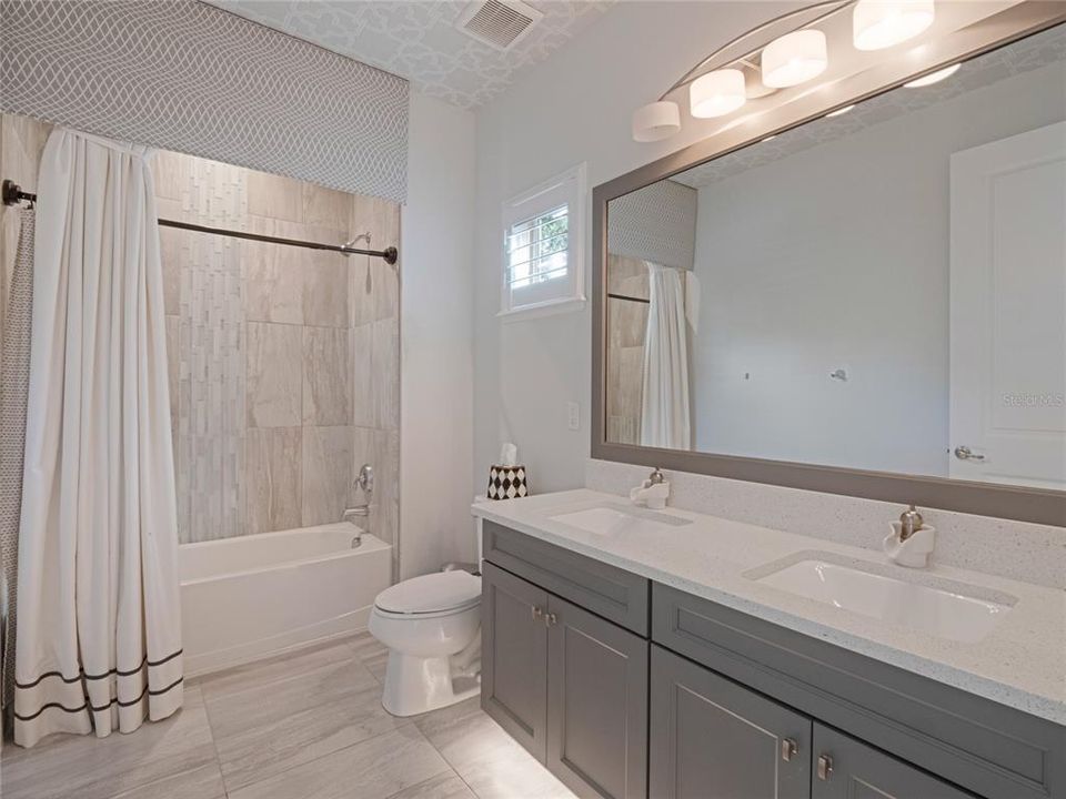 Activo con contrato: $2,495,000 (6 camas, 5 baños, 4168 Pies cuadrados)