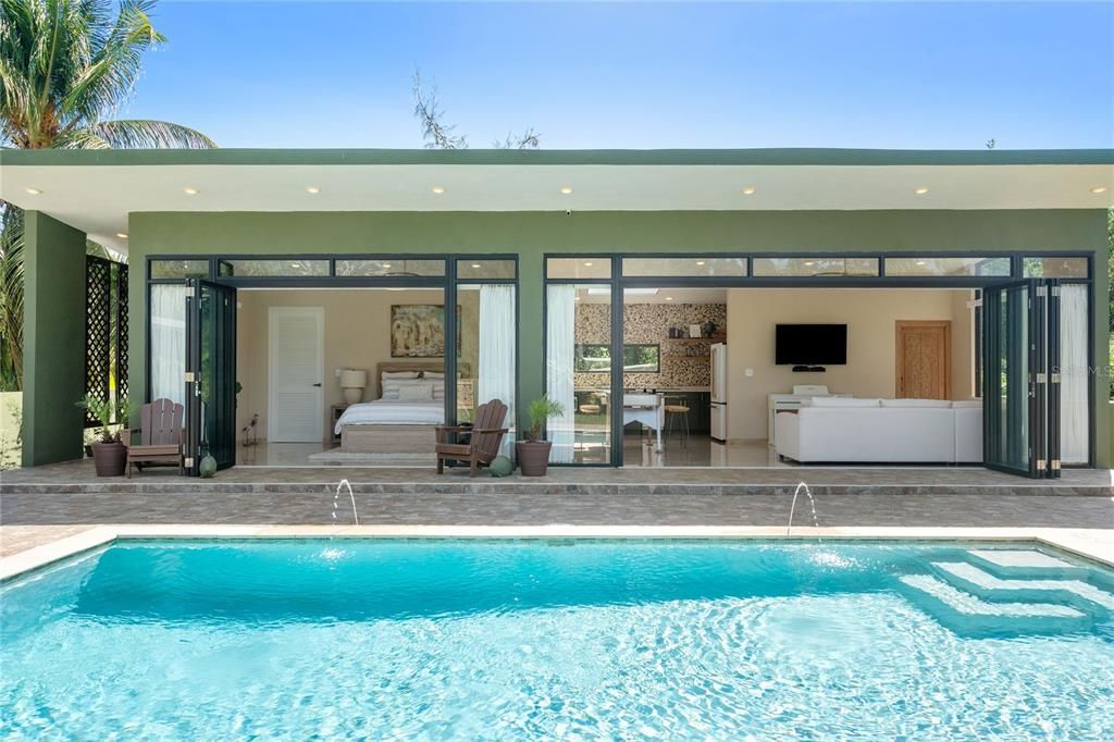 For Sale: $885,000 (1 beds, 1 baths, 975 Square Feet)