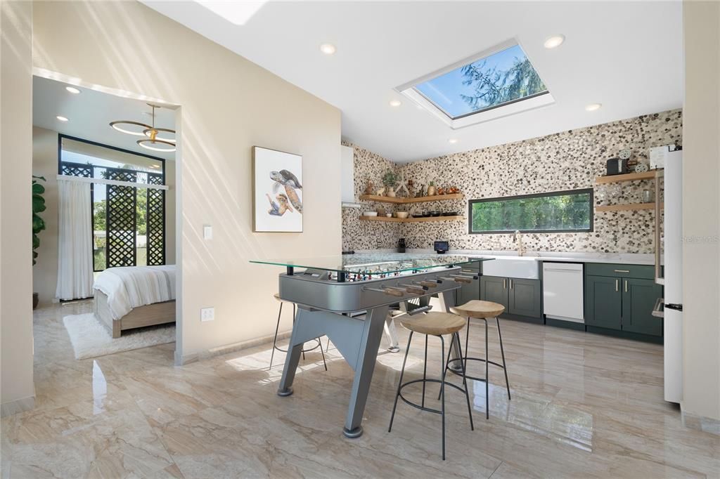 For Sale: $885,000 (1 beds, 1 baths, 975 Square Feet)