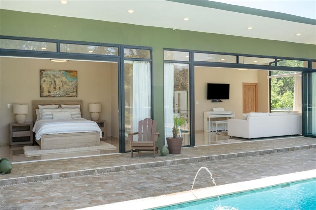 For Sale: $885,000 (1 beds, 1 baths, 975 Square Feet)