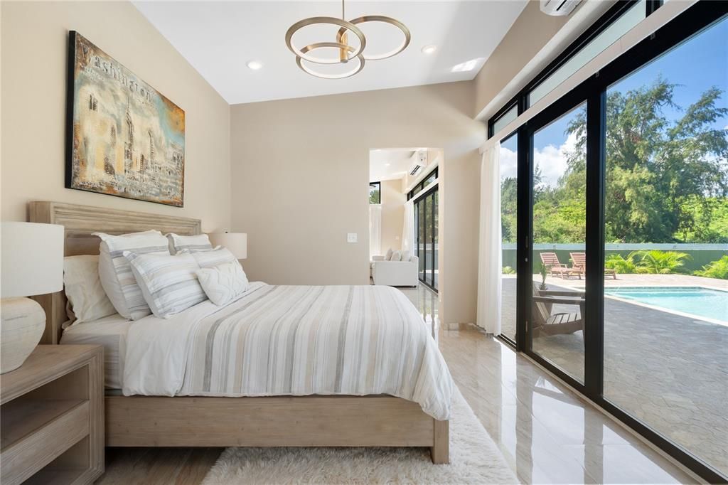 For Sale: $885,000 (1 beds, 1 baths, 975 Square Feet)