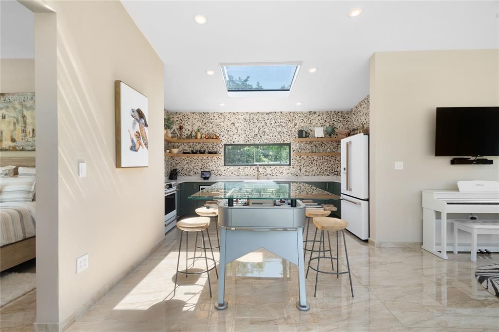 For Sale: $885,000 (1 beds, 1 baths, 975 Square Feet)