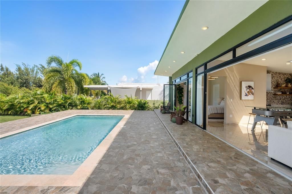 For Sale: $885,000 (1 beds, 1 baths, 975 Square Feet)