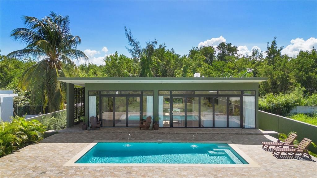 For Sale: $885,000 (1 beds, 1 baths, 975 Square Feet)