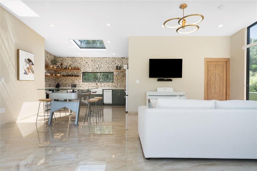 For Sale: $885,000 (1 beds, 1 baths, 975 Square Feet)