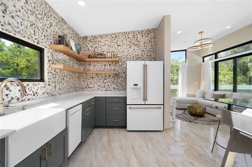 For Sale: $885,000 (1 beds, 1 baths, 975 Square Feet)