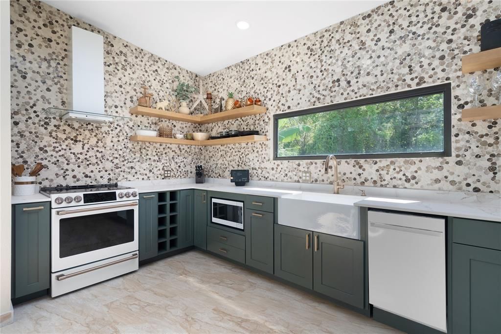 For Sale: $885,000 (1 beds, 1 baths, 975 Square Feet)