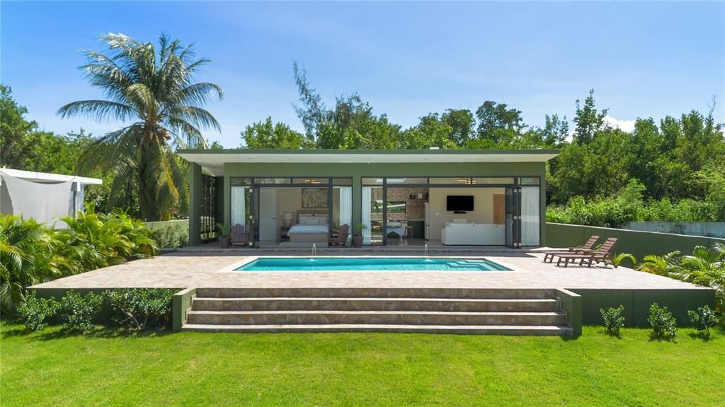 For Sale: $885,000 (1 beds, 1 baths, 975 Square Feet)