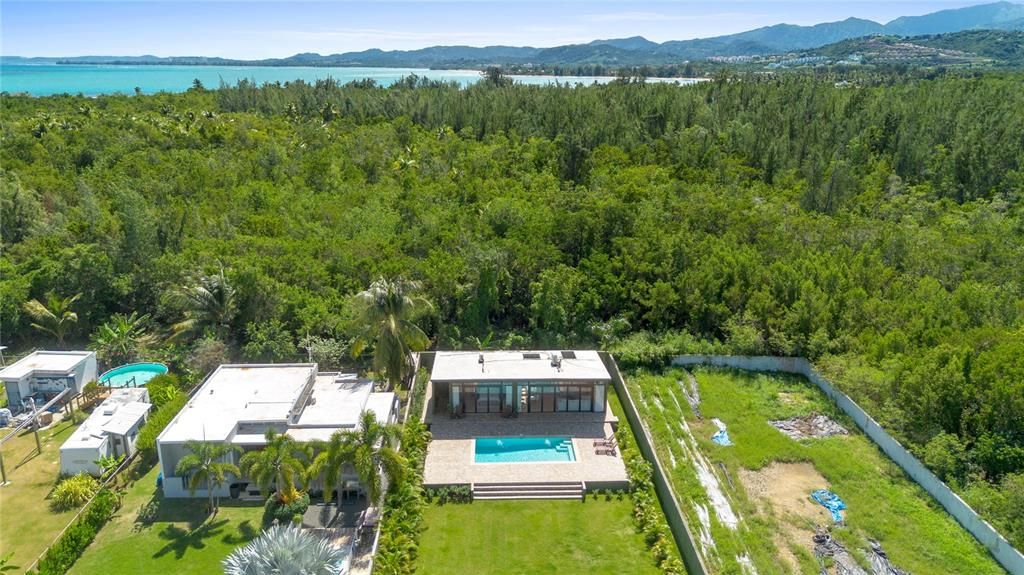 For Sale: $885,000 (1 beds, 1 baths, 975 Square Feet)