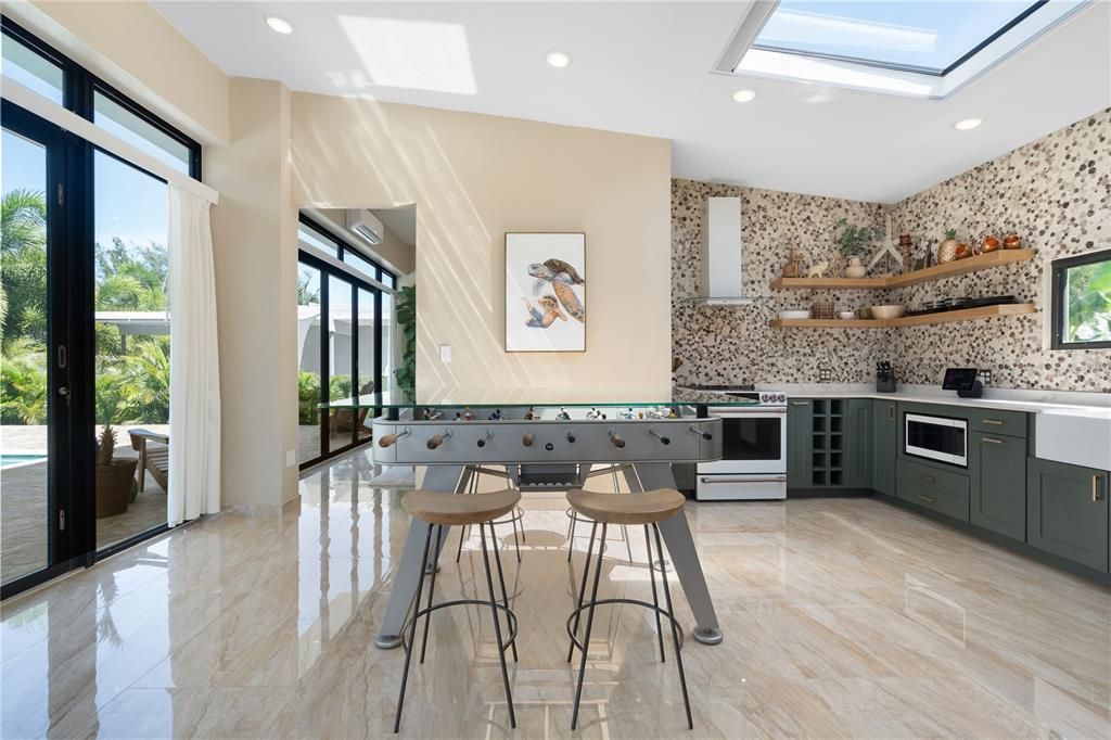 For Sale: $885,000 (1 beds, 1 baths, 975 Square Feet)