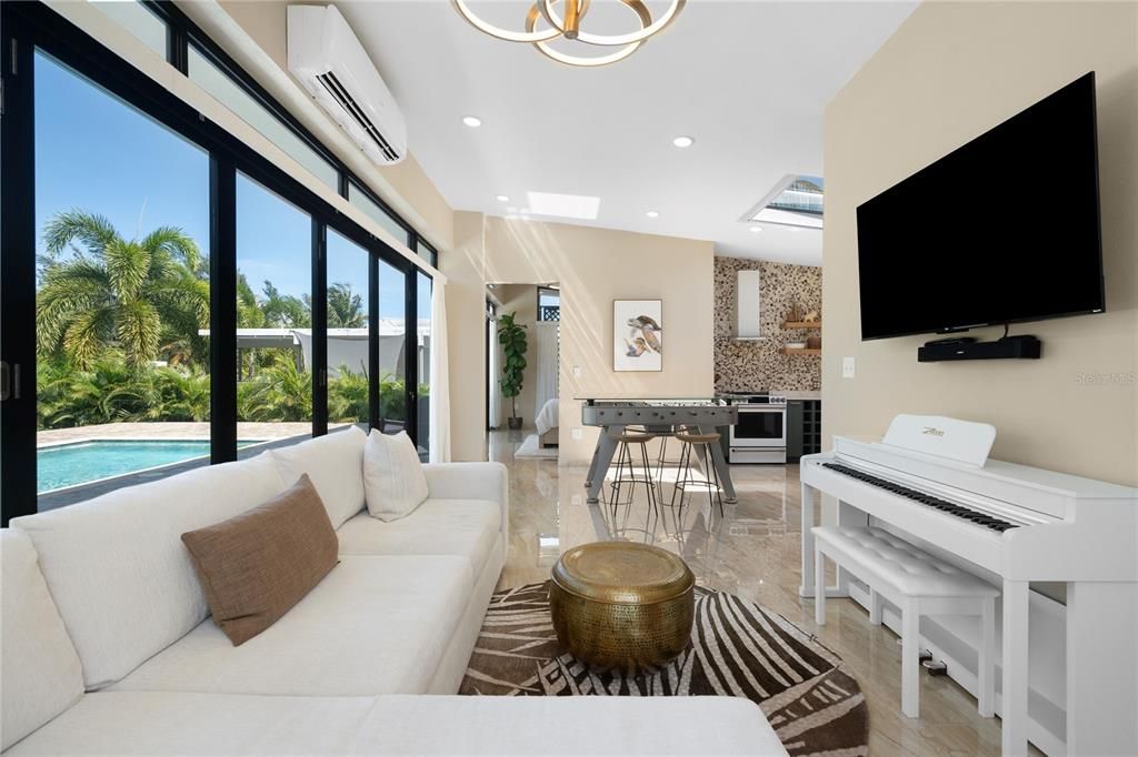 For Sale: $885,000 (1 beds, 1 baths, 975 Square Feet)