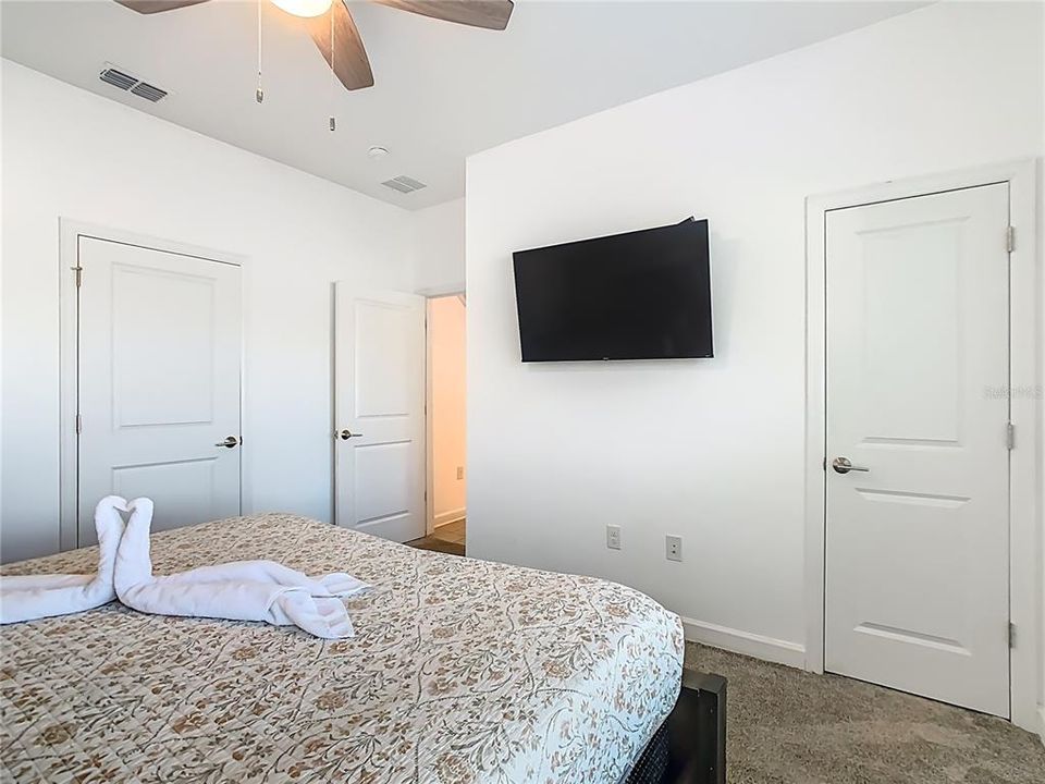 For Sale: $459,900 (4 beds, 3 baths, 1914 Square Feet)