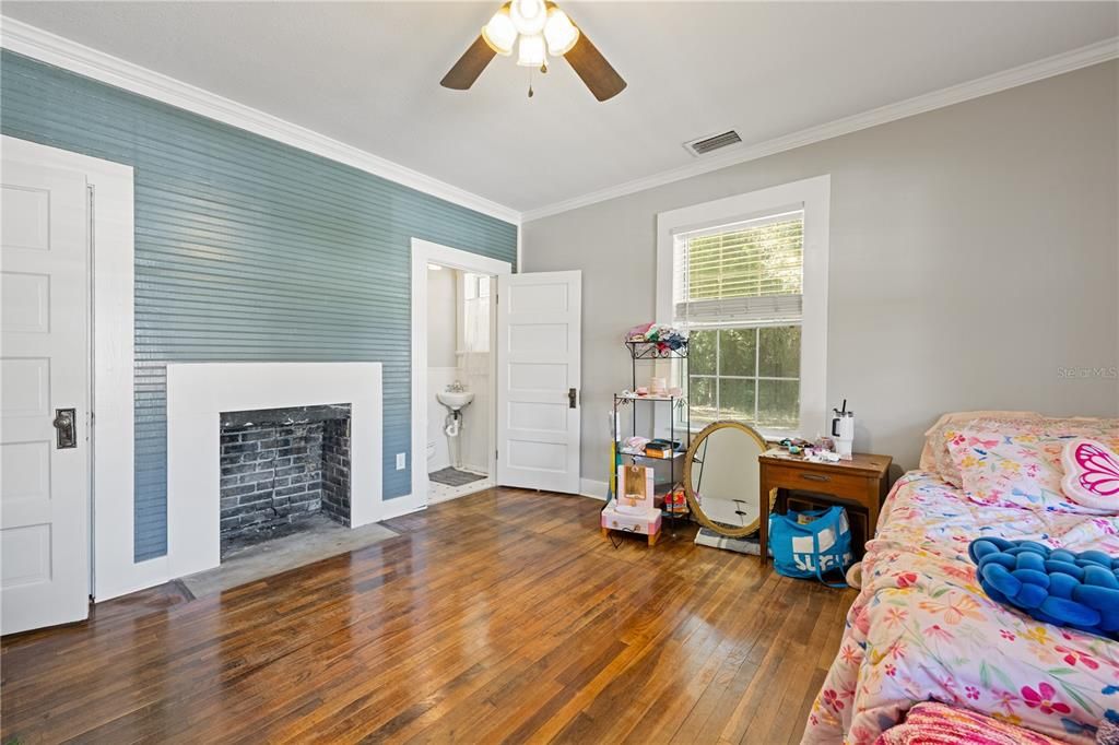 For Sale: $365,000 (4 beds, 2 baths, 1965 Square Feet)