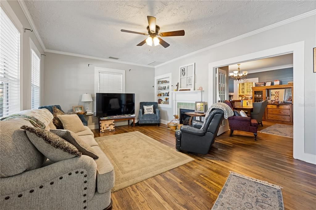 For Sale: $365,000 (4 beds, 2 baths, 1965 Square Feet)