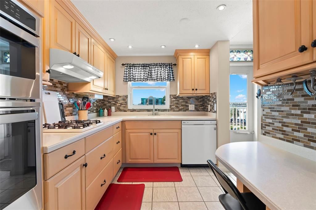 На продажу: $284,900 (2 спален, 2 ванн, 1274 Квадратных фут)