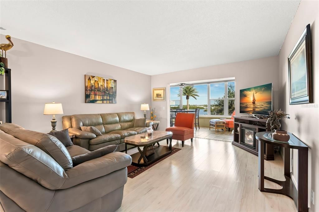 На продажу: $284,900 (2 спален, 2 ванн, 1274 Квадратных фут)