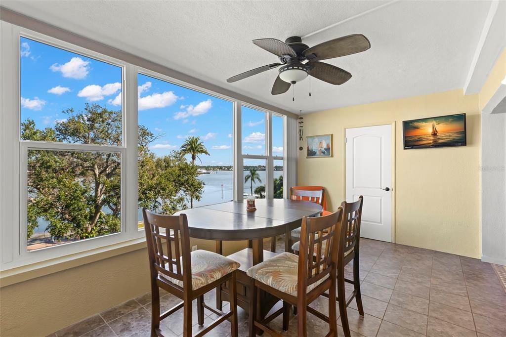 На продажу: $284,900 (2 спален, 2 ванн, 1274 Квадратных фут)