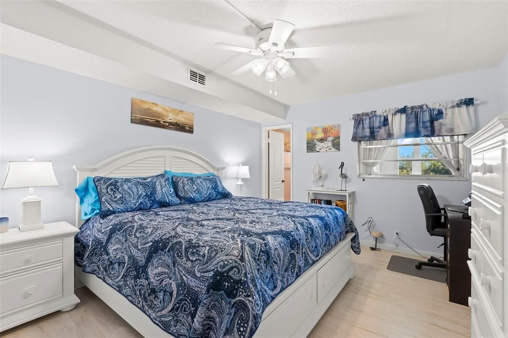 На продажу: $284,900 (2 спален, 2 ванн, 1274 Квадратных фут)