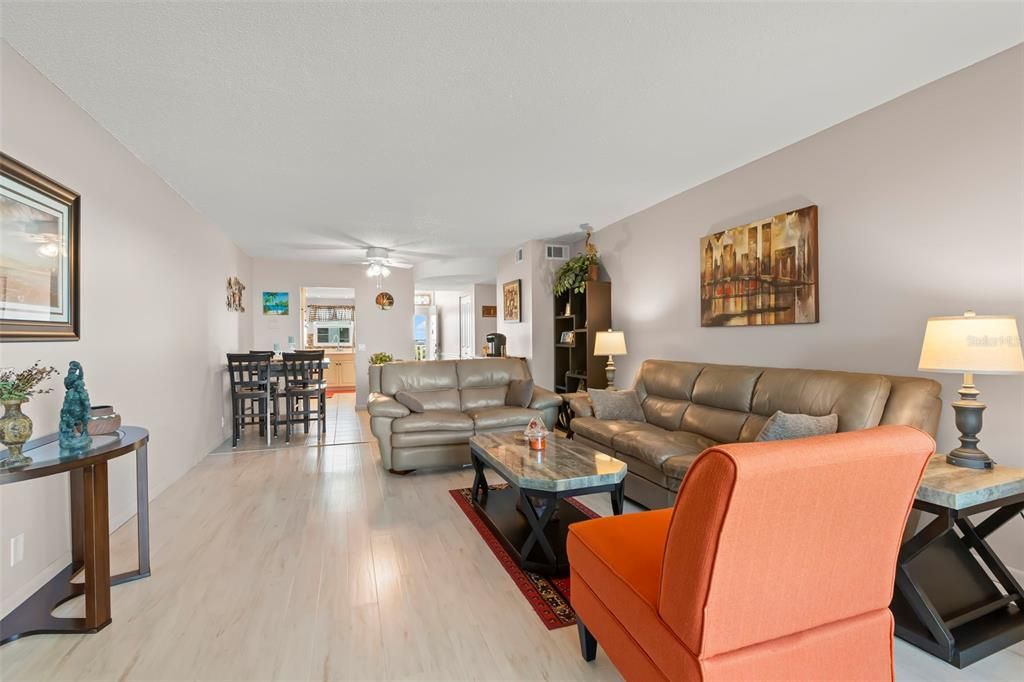 На продажу: $284,900 (2 спален, 2 ванн, 1274 Квадратных фут)