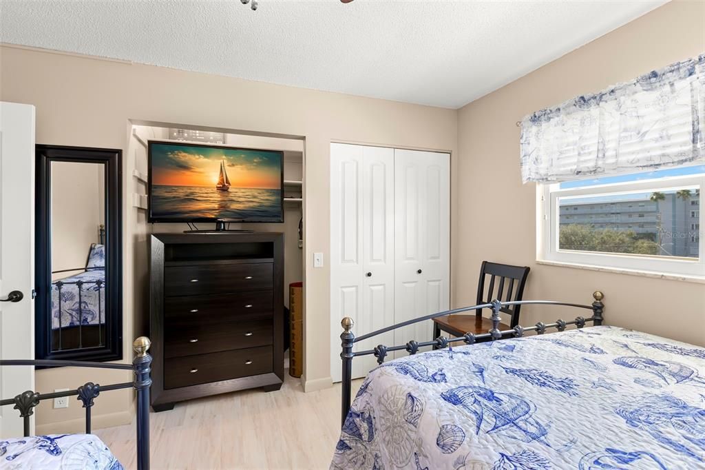 На продажу: $284,900 (2 спален, 2 ванн, 1274 Квадратных фут)