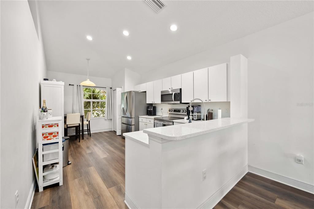 Под контрактом: $499,950 (3 спален, 2 ванн, 2016 Квадратных фут)