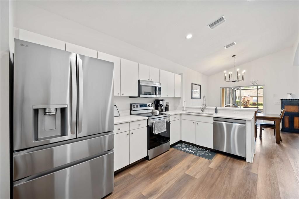 Под контрактом: $499,950 (3 спален, 2 ванн, 2016 Квадратных фут)