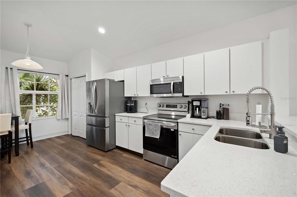 Под контрактом: $499,950 (3 спален, 2 ванн, 2016 Квадратных фут)