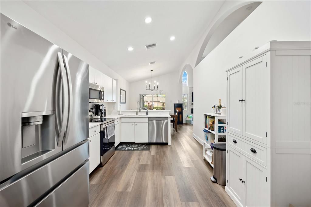 Под контрактом: $499,950 (3 спален, 2 ванн, 2016 Квадратных фут)