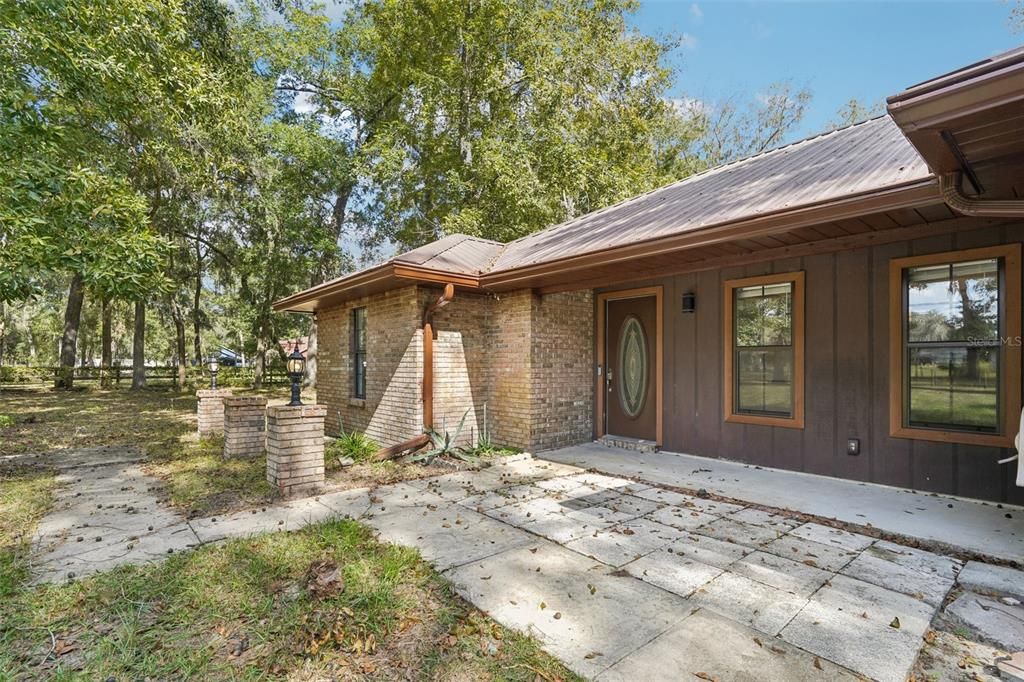 For Sale: $550,000 (3 beds, 2 baths, 1975 Square Feet)