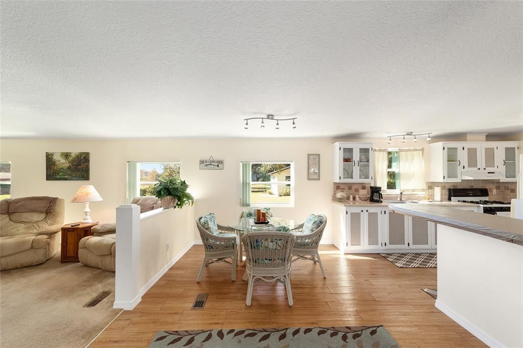 待售: $250,000 (3 贝兹, 2 浴室, 1456 平方英尺)