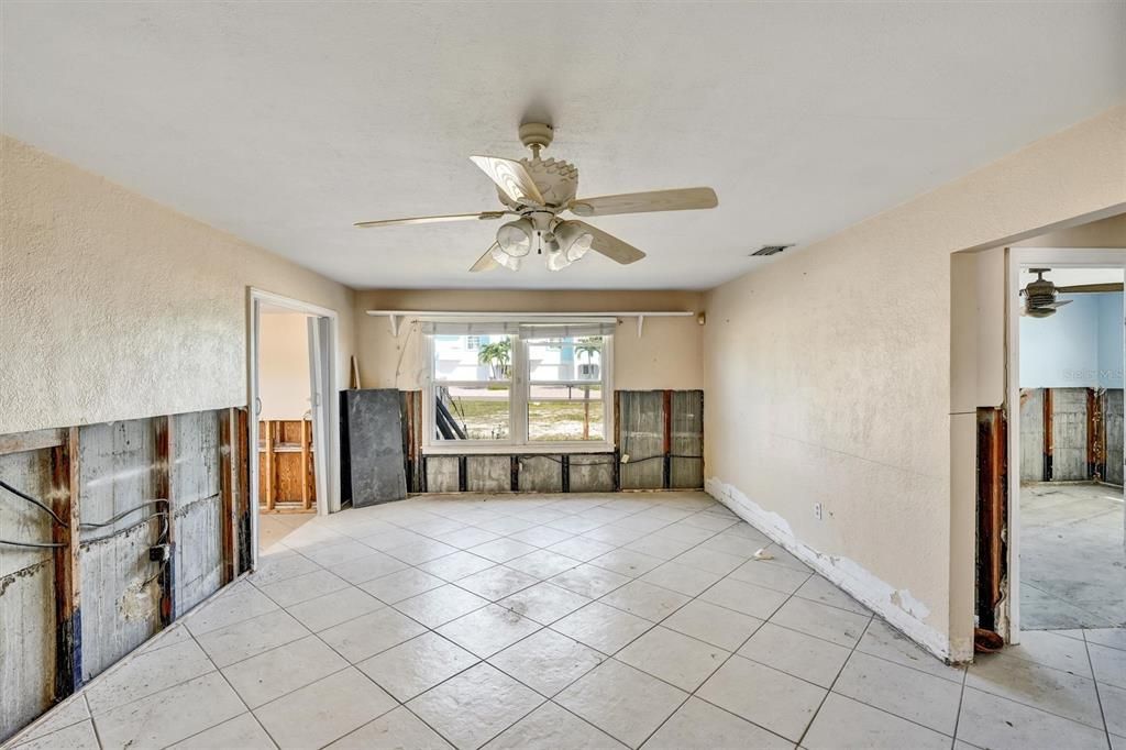 For Sale: $399,999 (2 beds, 1 baths, 1077 Square Feet)