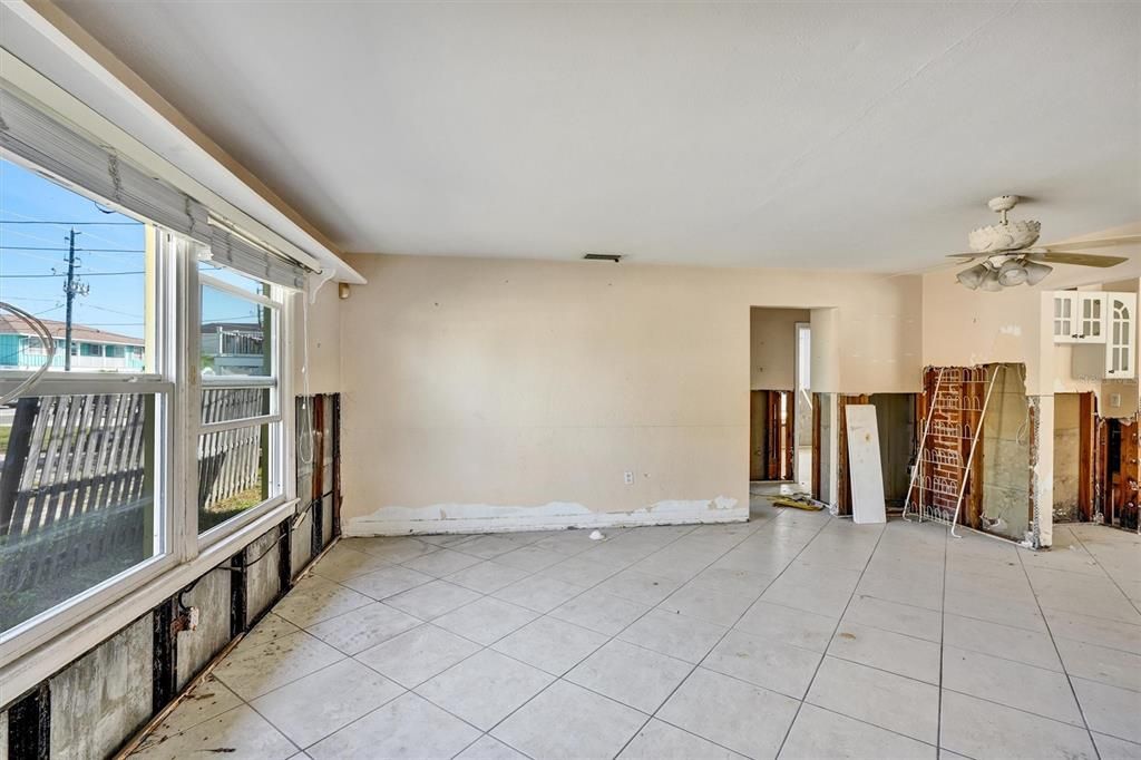 For Sale: $399,999 (2 beds, 1 baths, 1077 Square Feet)