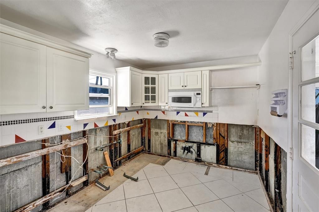 For Sale: $399,999 (2 beds, 1 baths, 1077 Square Feet)