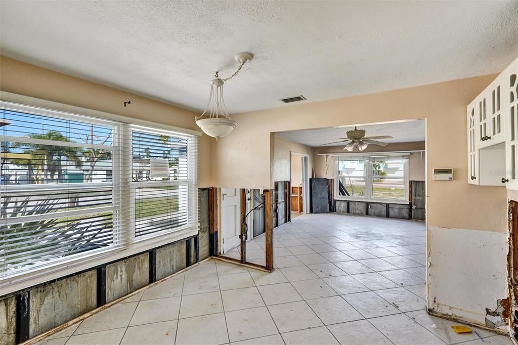 For Sale: $399,999 (2 beds, 1 baths, 1077 Square Feet)