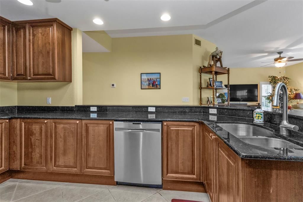 待售: $259,900 (3 贝兹, 2 浴室, 1732 平方英尺)