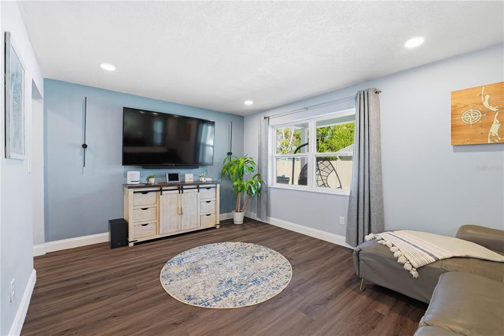 合同活跃: $439,900 (3 贝兹, 2 浴室, 1392 平方英尺)