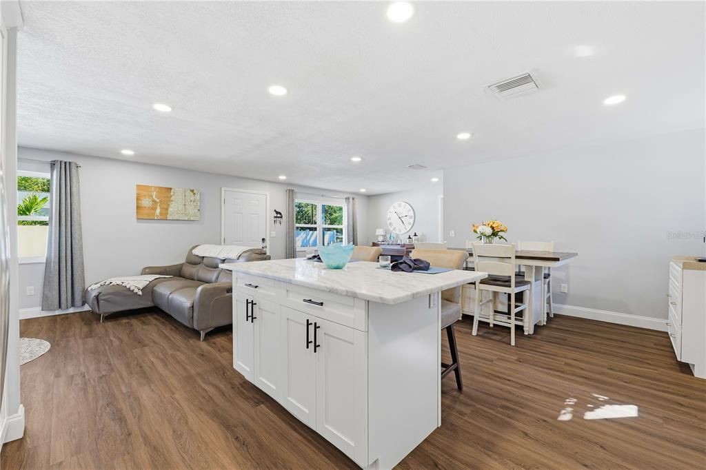 合同活跃: $439,900 (3 贝兹, 2 浴室, 1392 平方英尺)