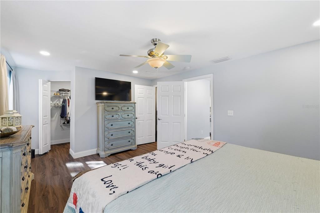 合同活跃: $439,900 (3 贝兹, 2 浴室, 1392 平方英尺)