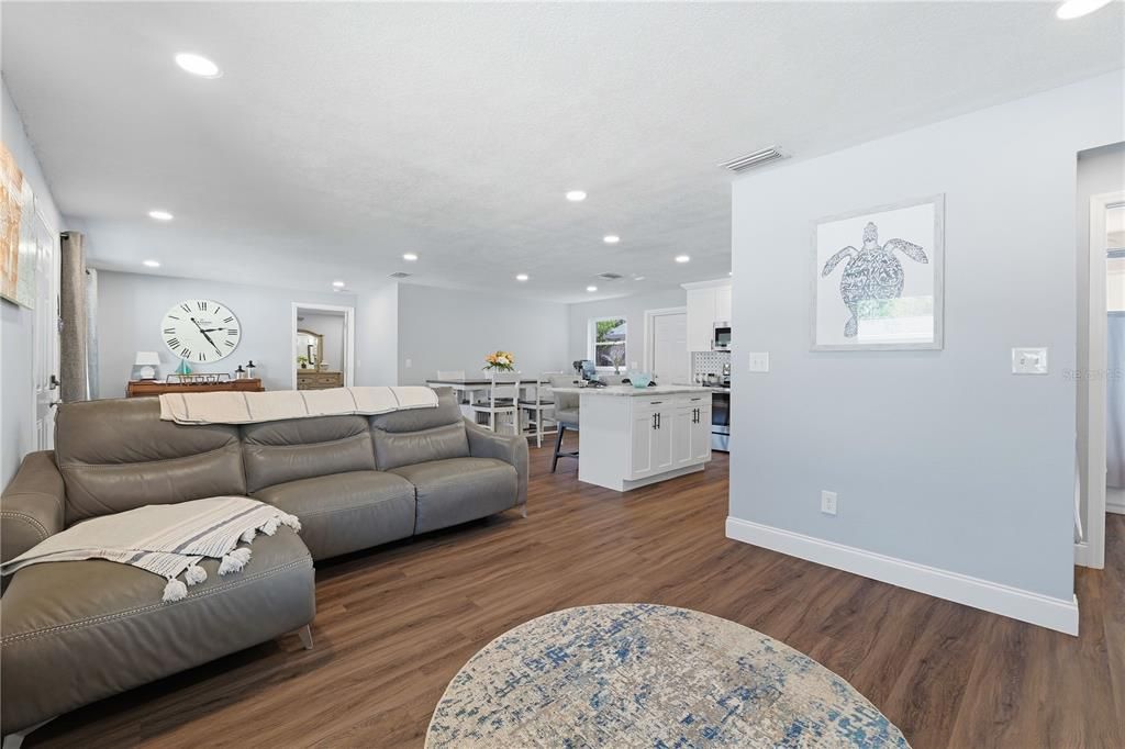 合同活跃: $439,900 (3 贝兹, 2 浴室, 1392 平方英尺)