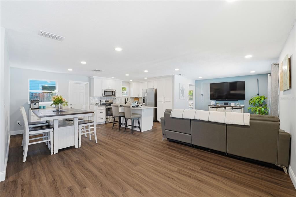 合同活跃: $439,900 (3 贝兹, 2 浴室, 1392 平方英尺)