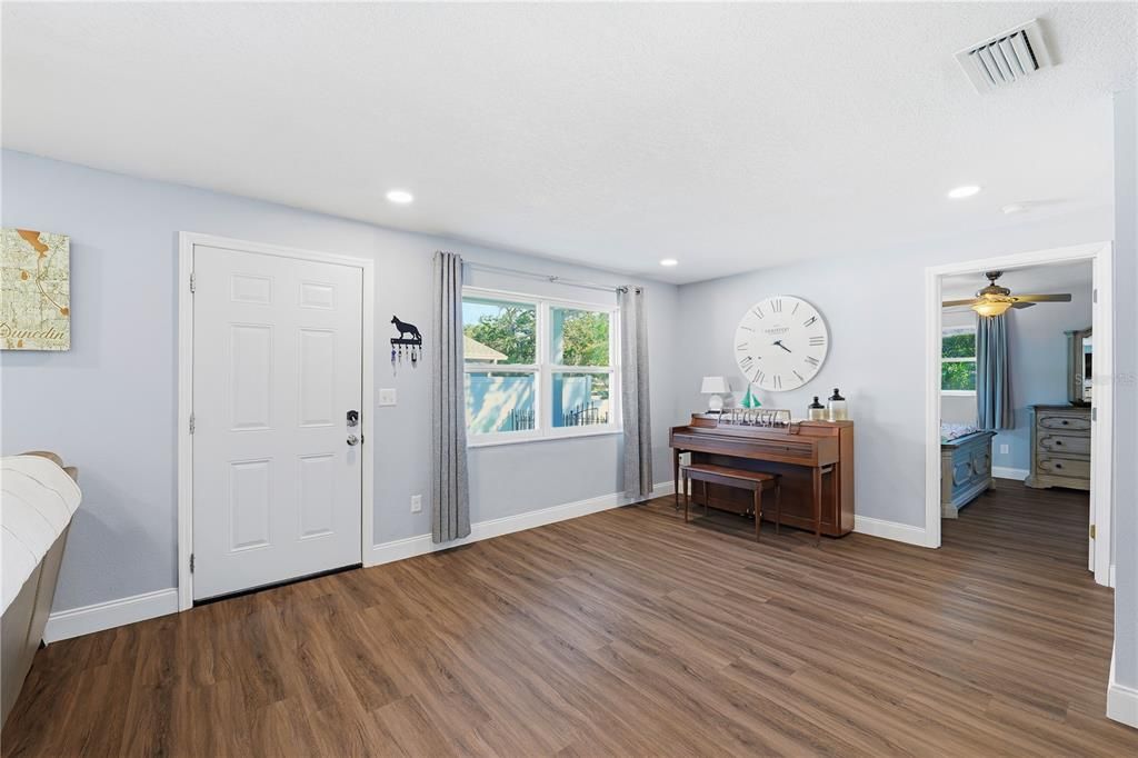 合同活跃: $439,900 (3 贝兹, 2 浴室, 1392 平方英尺)