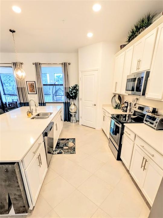 For Rent: $2,800 (3 beds, 2 baths, 2213 Square Feet)