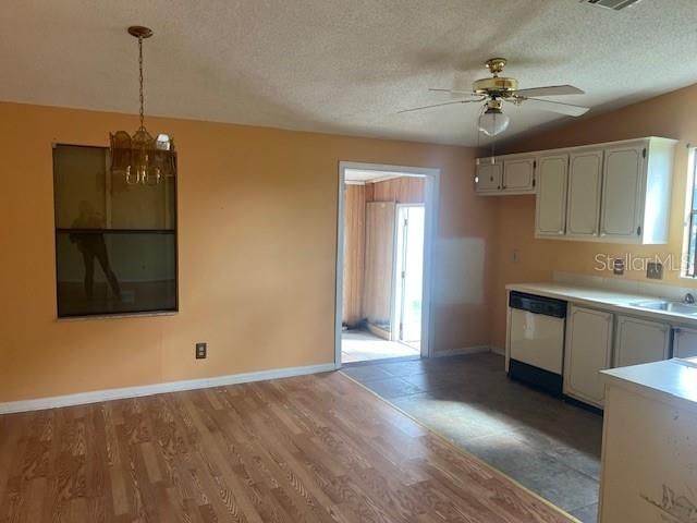 待售: $100,000 (2 贝兹, 1 浴室, 832 平方英尺)