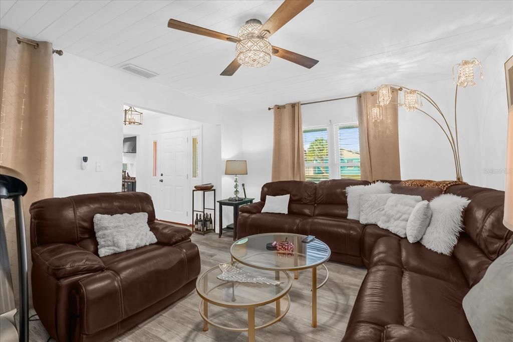 Active With Contract: $445,000 (3 beds, 2 baths, 1652 Square Feet)