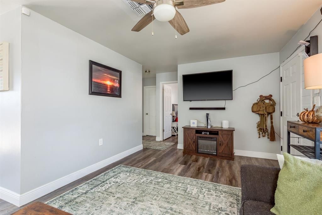 For Sale: $225,000 (2 beds, 1 baths, 840 Square Feet)