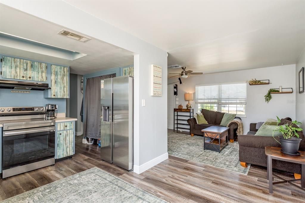 For Sale: $225,000 (2 beds, 1 baths, 840 Square Feet)