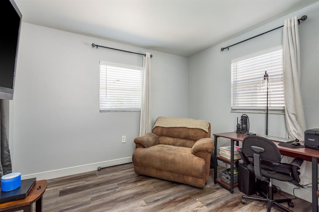 For Sale: $225,000 (2 beds, 1 baths, 840 Square Feet)