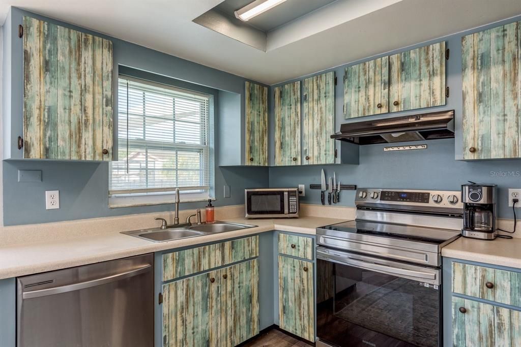 For Sale: $225,000 (2 beds, 1 baths, 840 Square Feet)