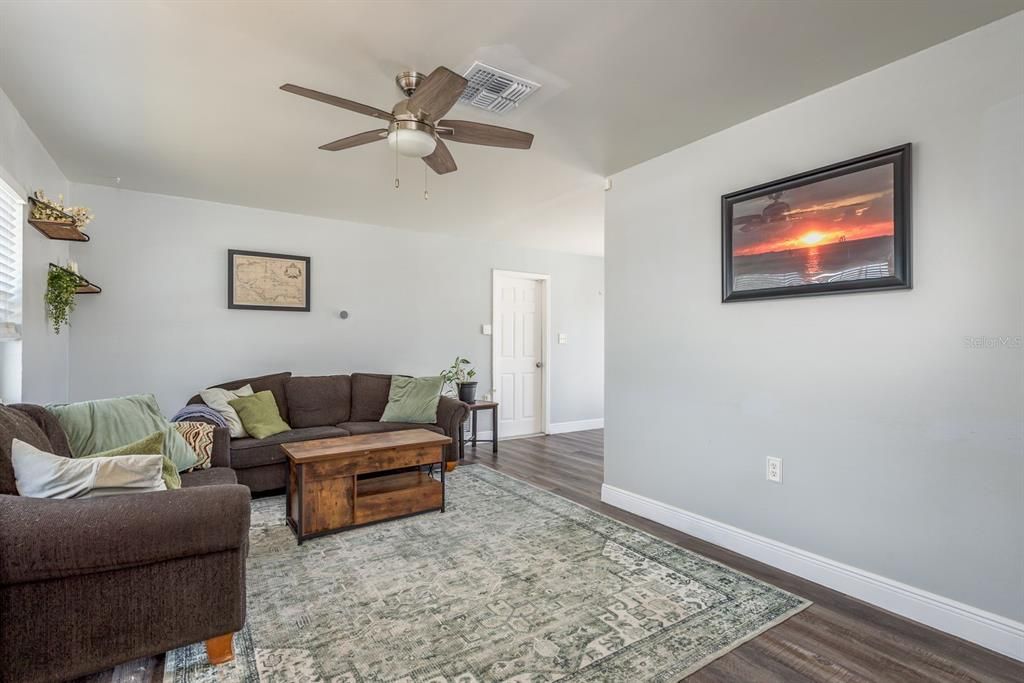 For Sale: $225,000 (2 beds, 1 baths, 840 Square Feet)